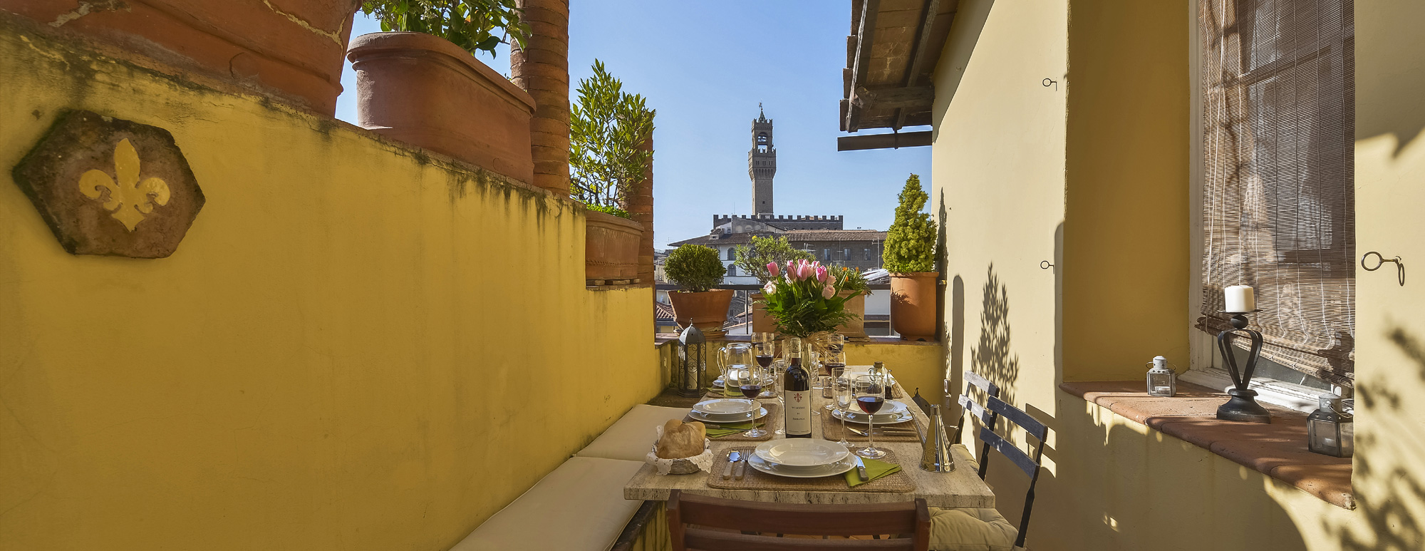 Terrace of the Altana Visconti apartment with a view of Palazzo Vecchio