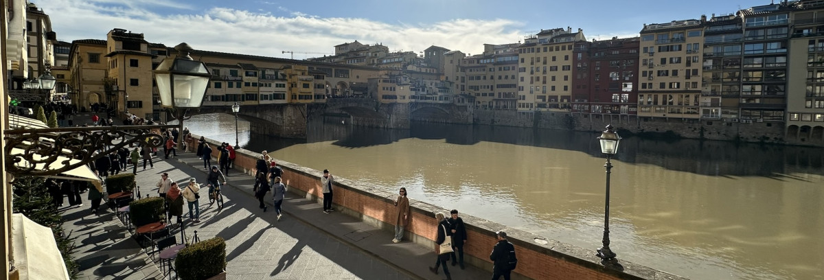 Panoramic view of Arno River from Ponte Vecchio Panorama apartment