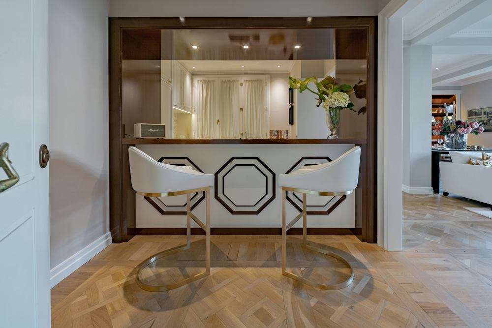 Elegant bar counter with stools in Unicko luxury apartment in Florence
