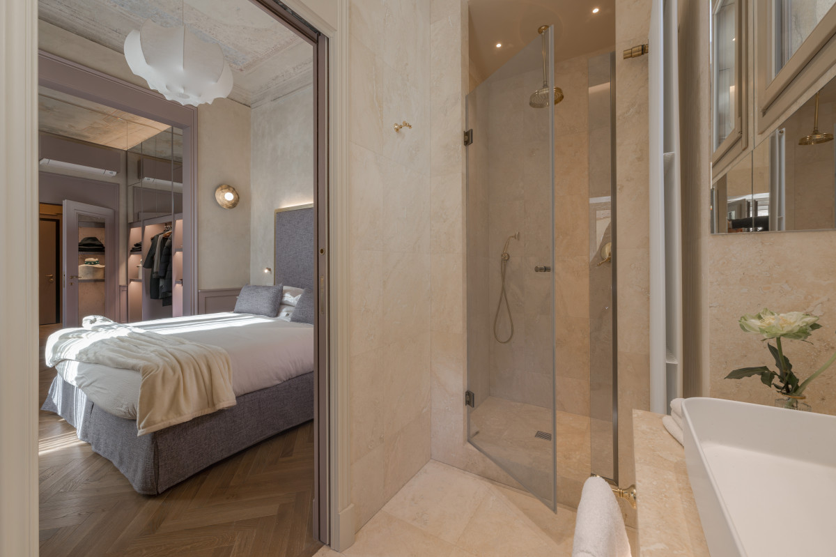 Bathroom with view into bedroom in Medici apartment Florence