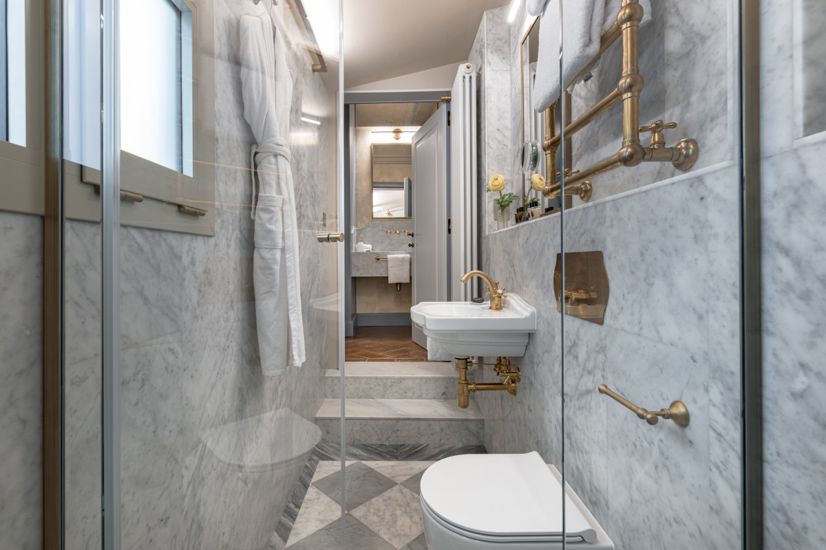 Classic marble bathroom in Florence historical apartment