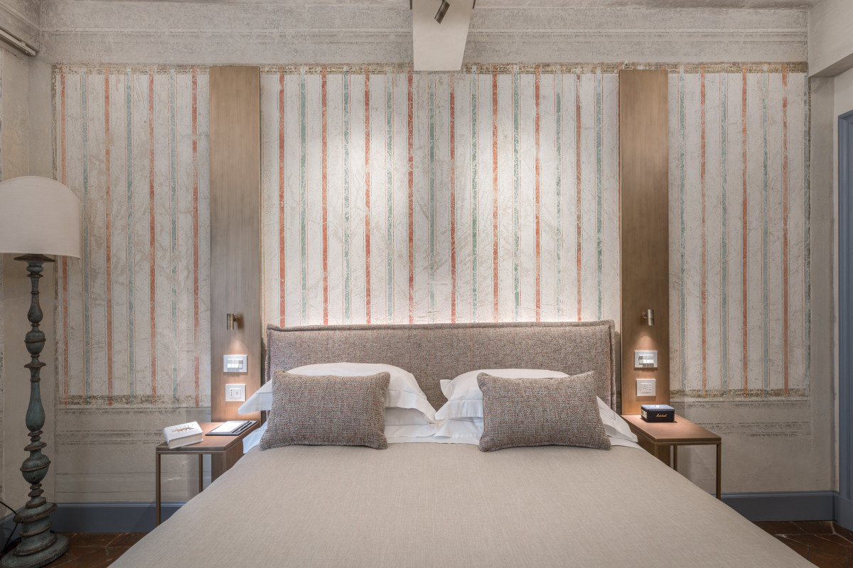 Bathroom with double sink in Santa Croce apartment Florence