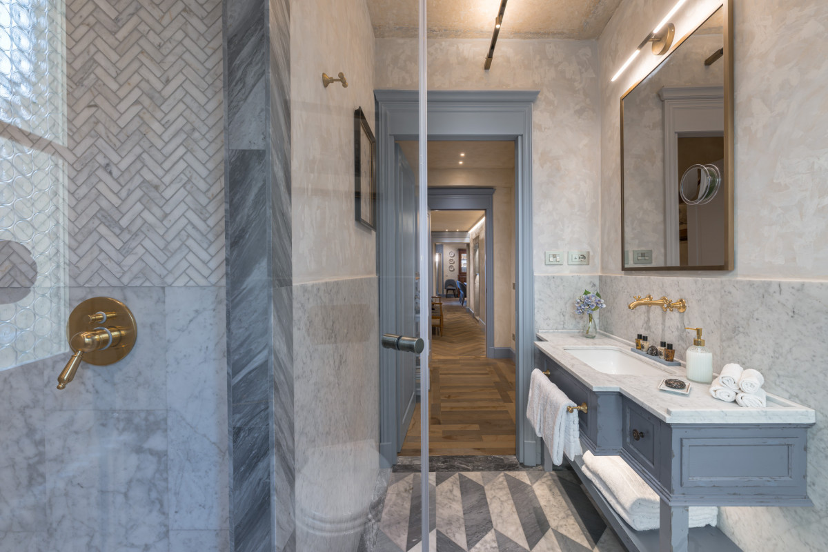 Marble bathroom with shower in Florence luxury apartment