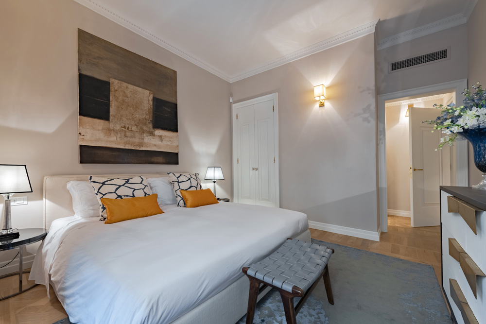 Bedroom with direct bathroom access in Unicko luxury apartment in Florence