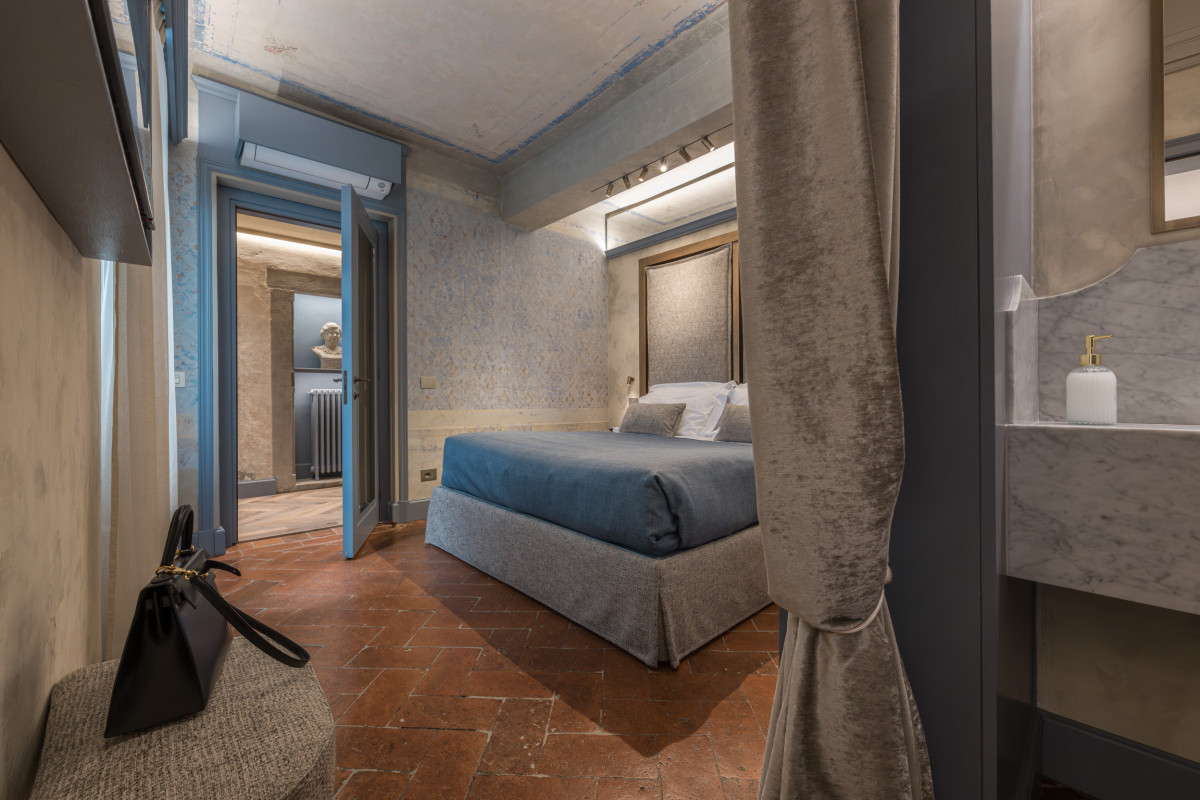 Large classic bedroom in Santa Croce historical home Florence