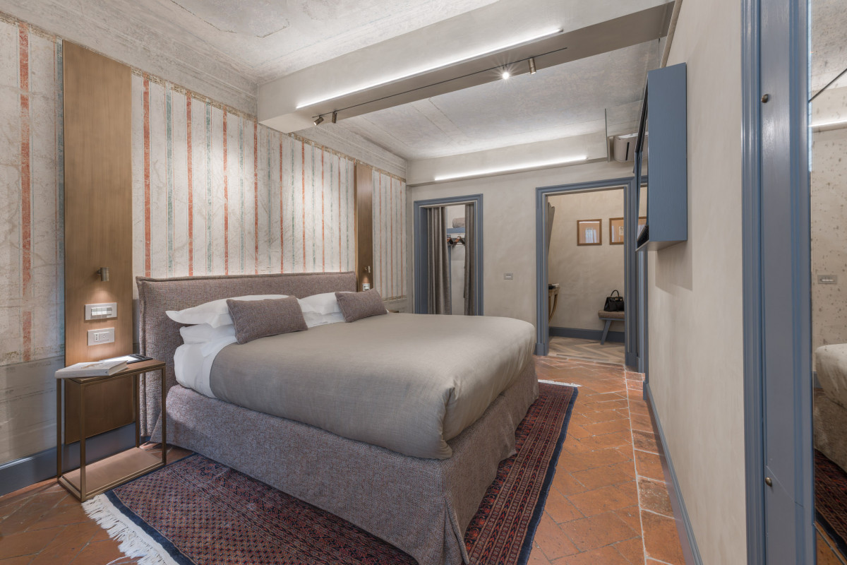 Modern classic bedroom in Florence historic apartment