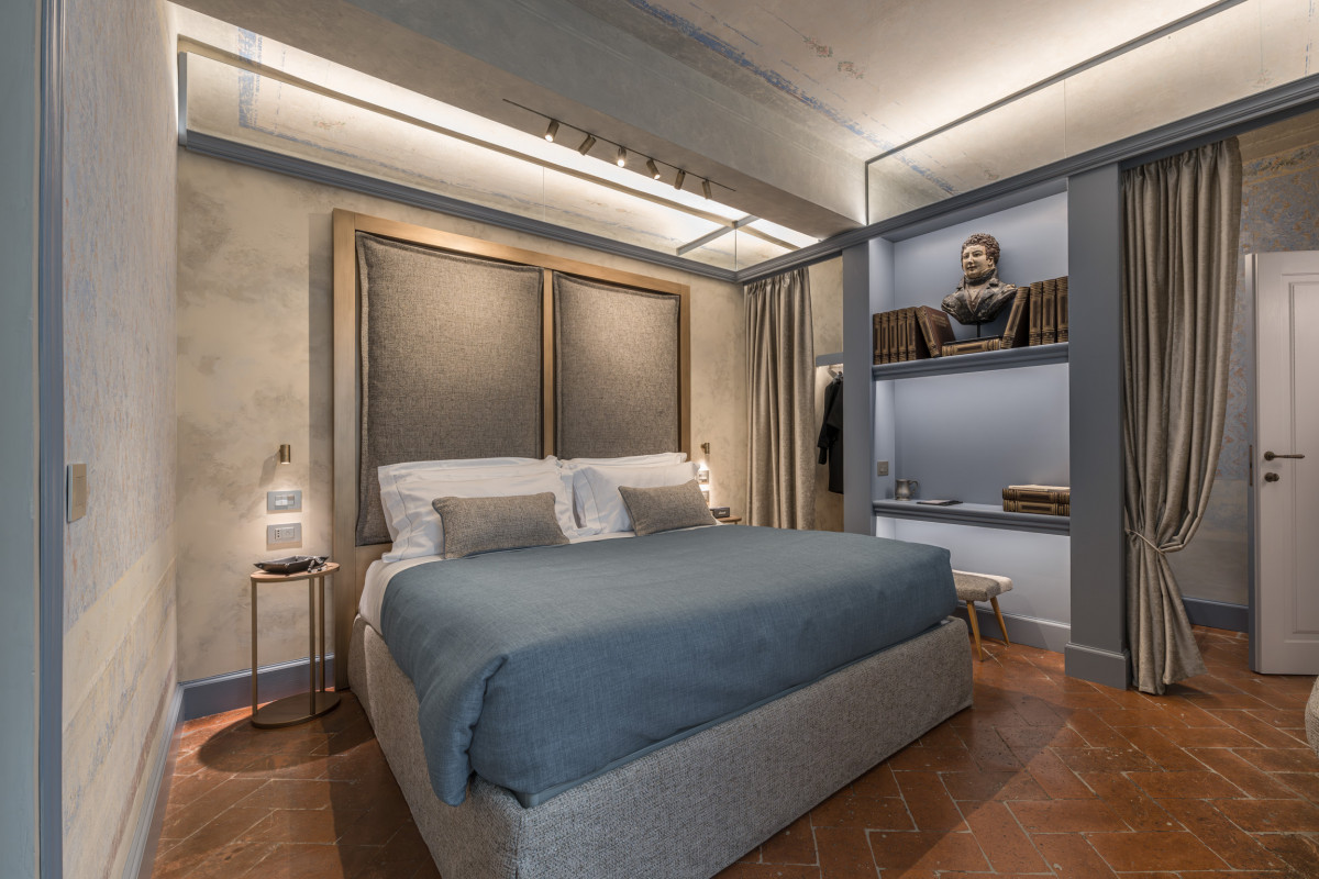 Spacious bedroom in Santa Croce historical apartment Florence
