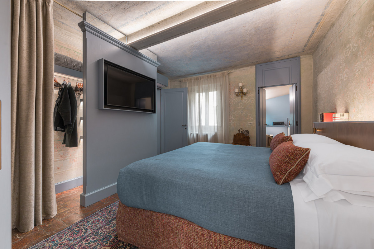 luxury-bedroom-tv-wardrobe-florence.jpg