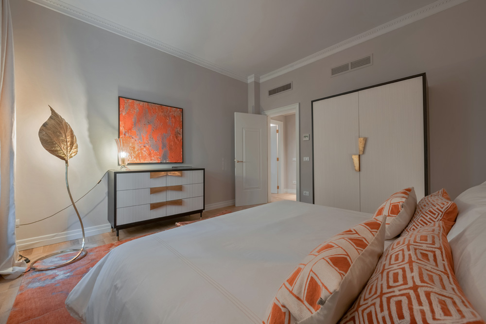 Bedroom with wardrobe and modern artwork in Unicko apartment in Florence