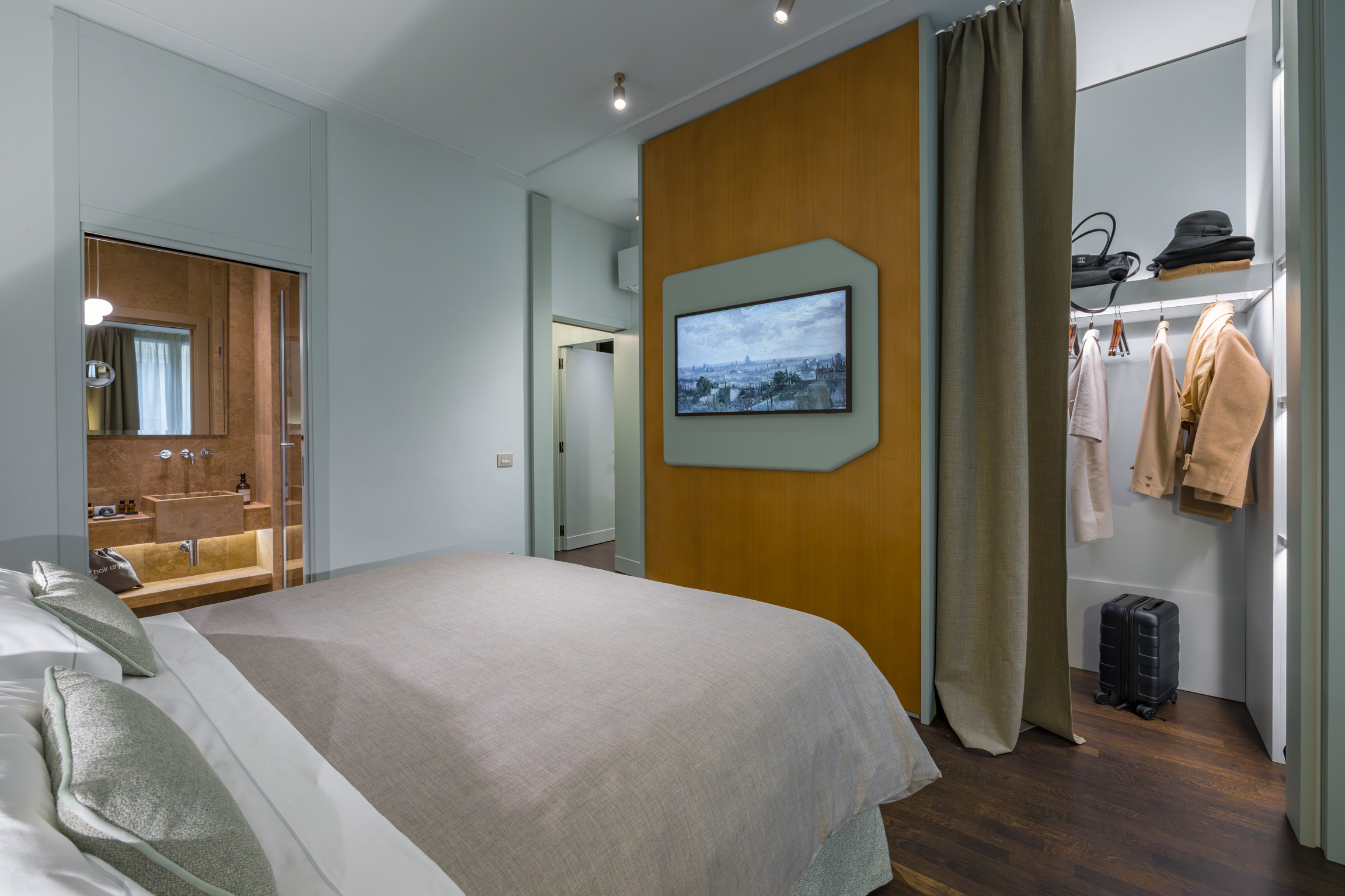 Bedroom with TV in Florence apartment