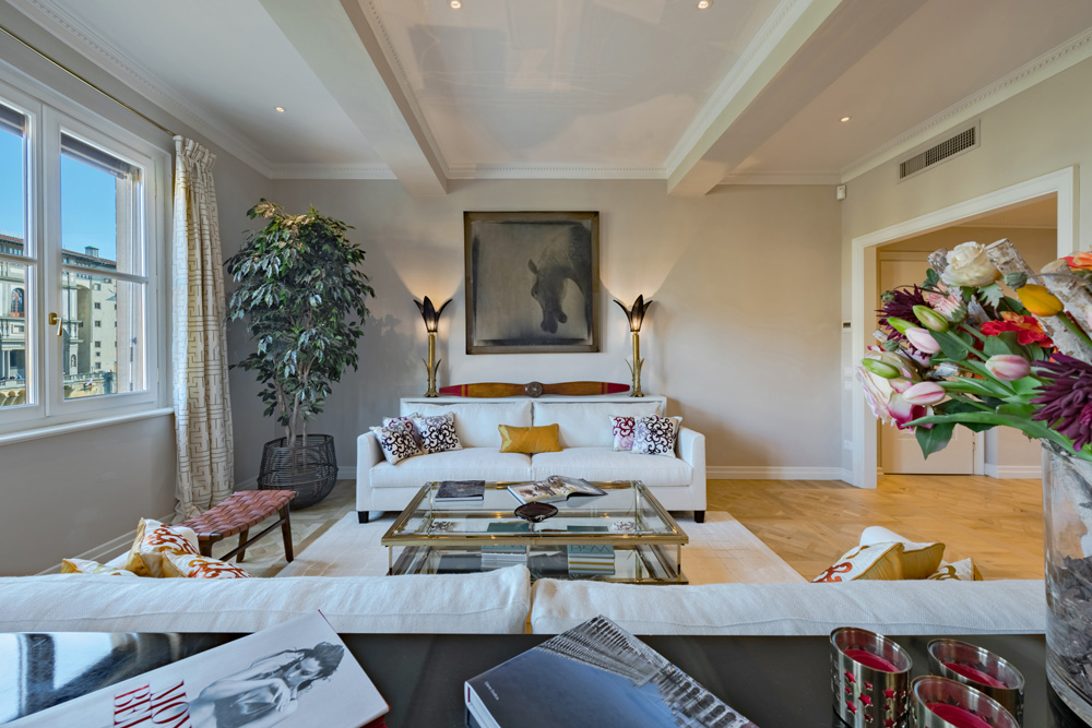 Bright living room in Unicko apartment in Florence with natural light and refined decor
