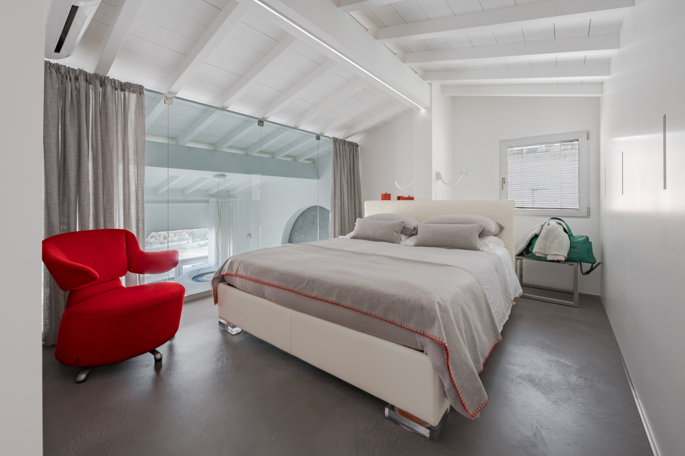 Bedroom of the Casamanda apartment with a romantic atmosphere above the Florentine roofs