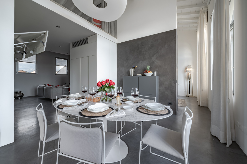 Stylish and bright dining area of the Casamanda apartment