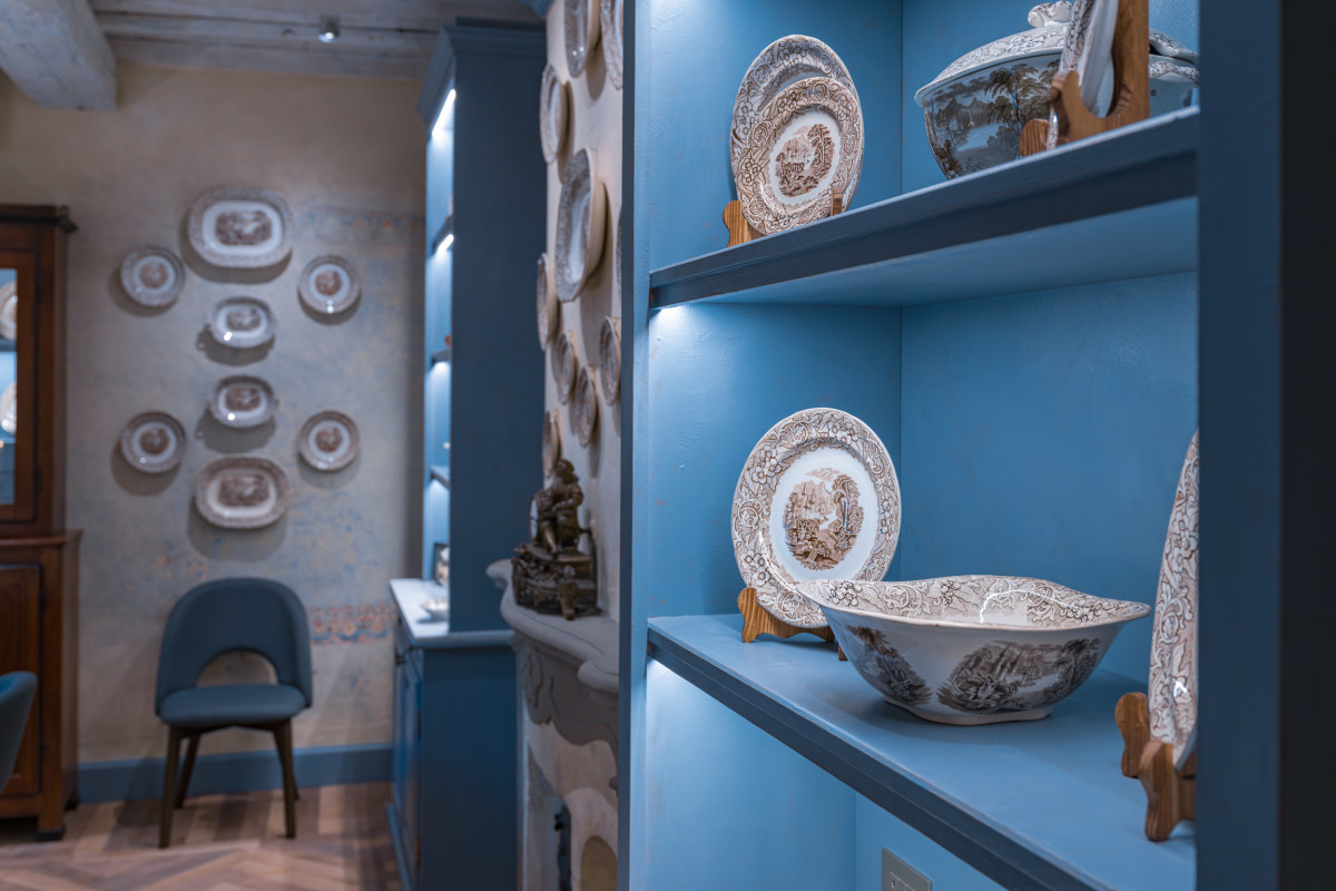 Decorative plates display in Santa Croce apartment Florence