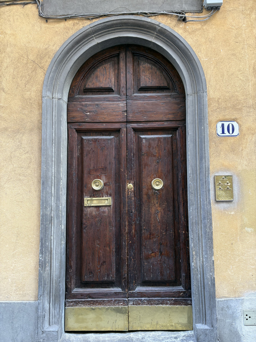 Entrance door of historic palazzo in Via dell&rsquo;Oriuolo Florence city center