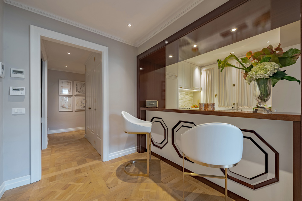 Entrance hall with bar area in Unicko apartment in Florence