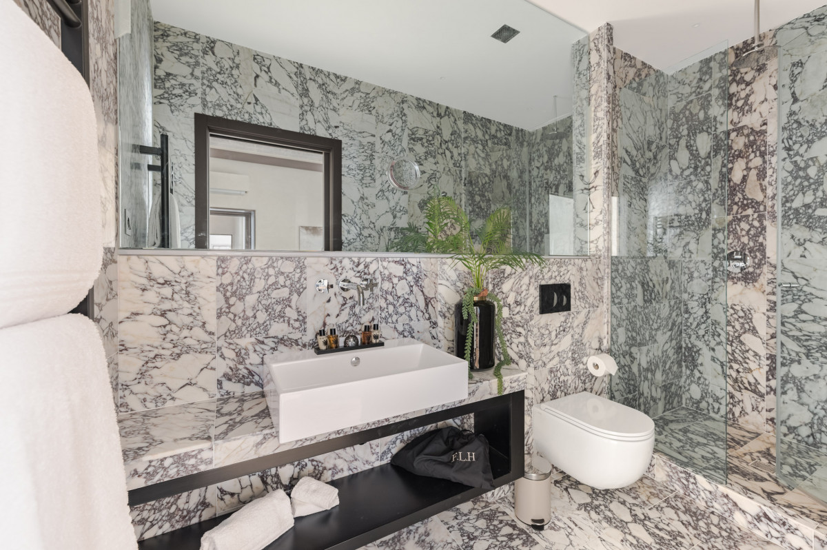 Bathroom with decorative wall in Florence apartment