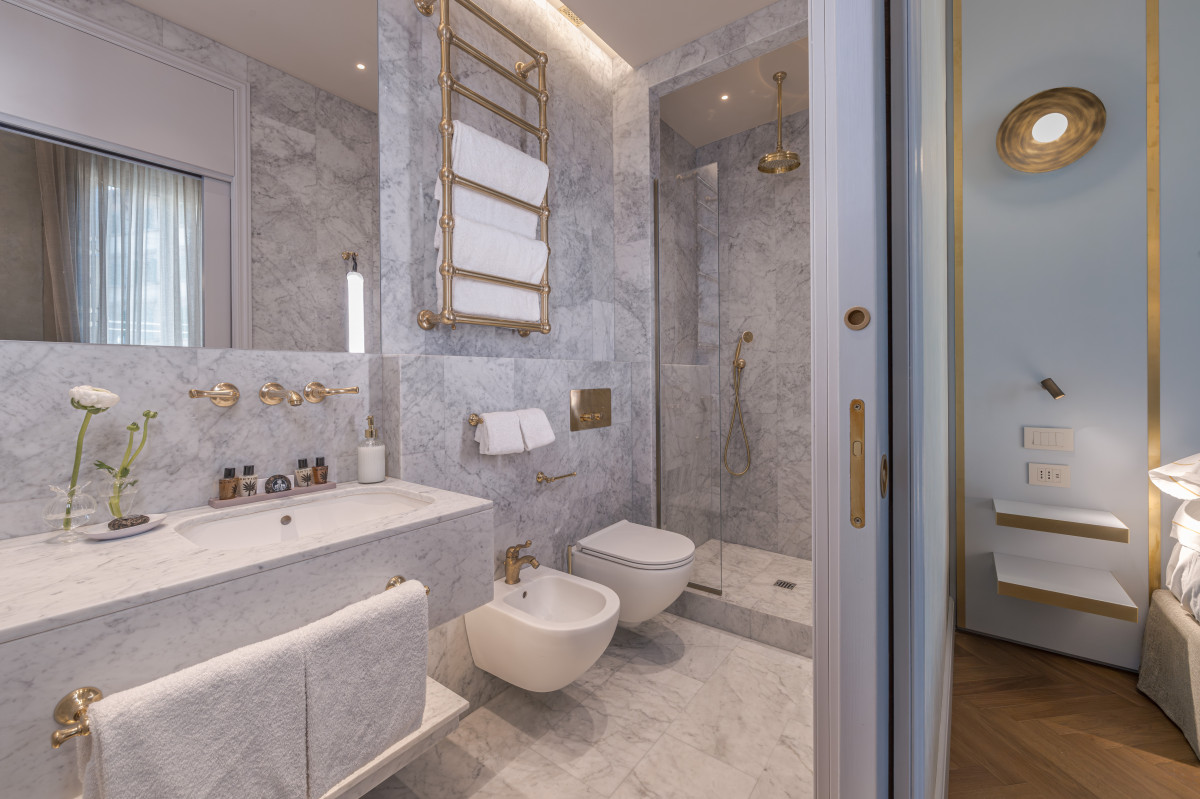 Modern bathroom in Florence apartment