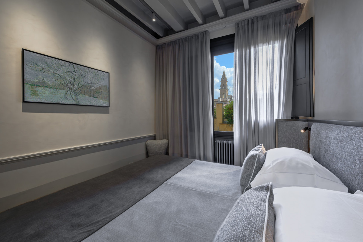 florence-apartment-bedroom-twinTwin bedroom in Florence apartment