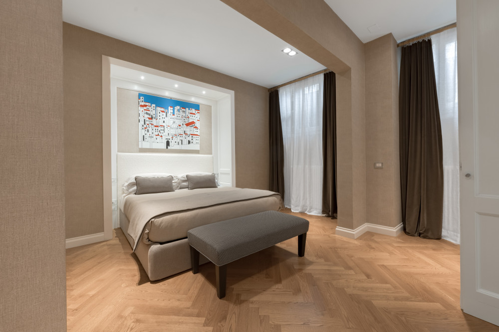 Bedroom with bench in Florence apartment