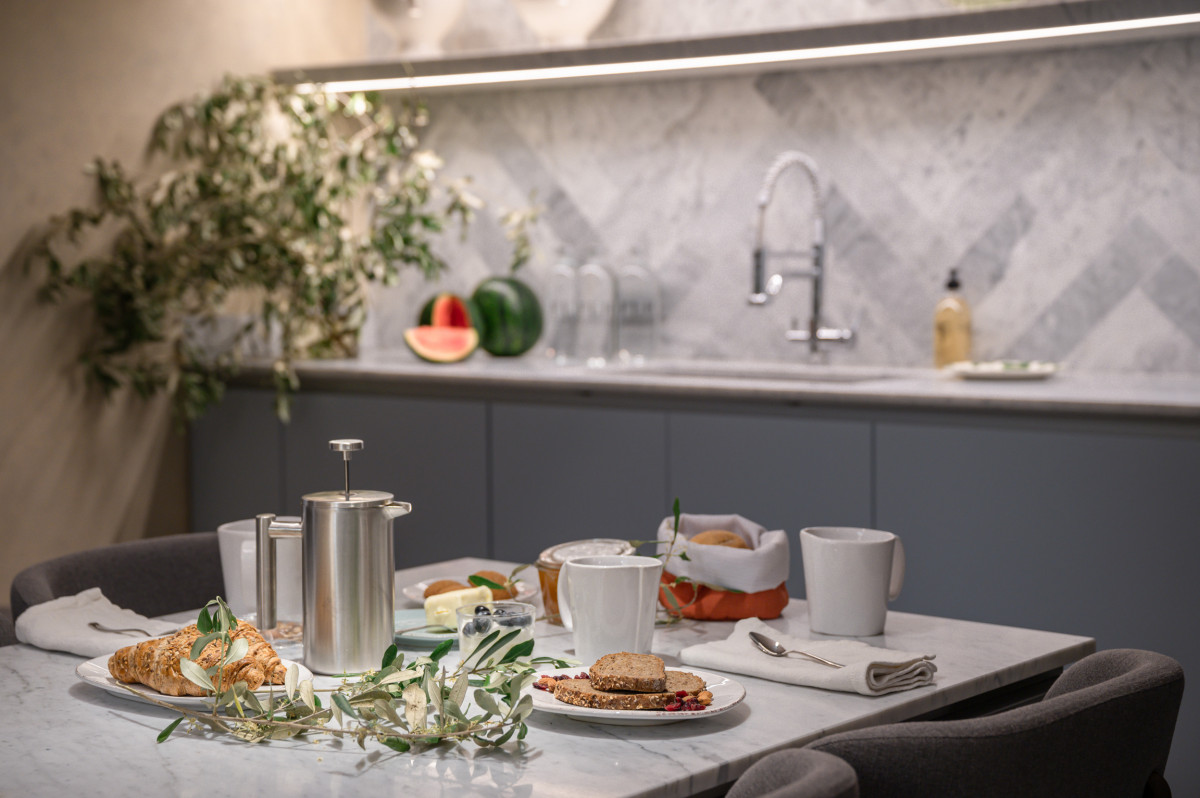 Kitchen with breakfast table in Florence apartment