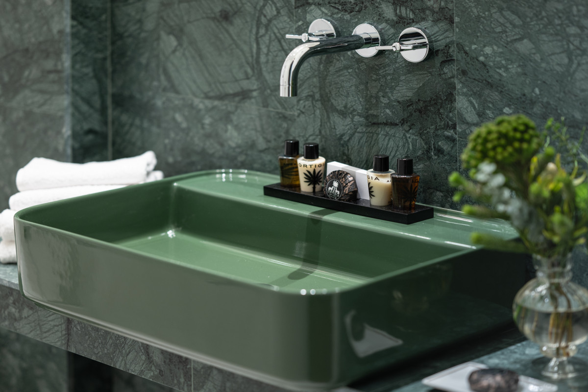 Bathroom with green sink and marble detail