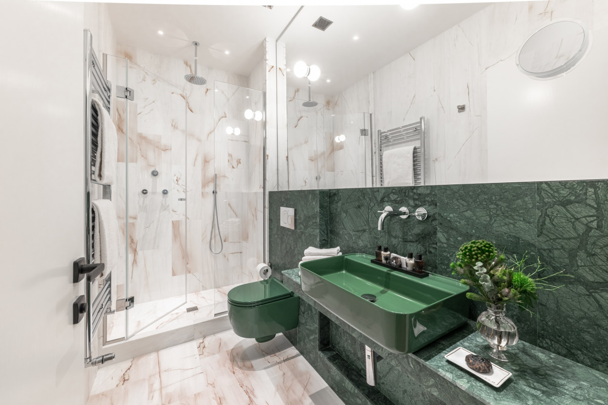 Bathroom with marble finishes and elegant design