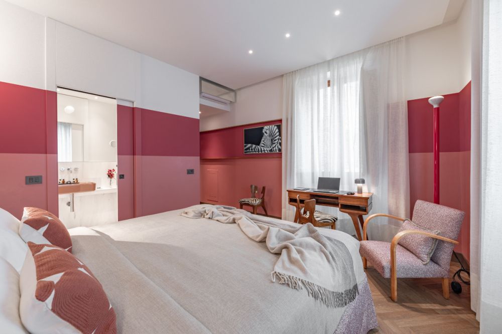 The Red suite of the G9 Vasari View apartment with double mattress and private bathroom.
