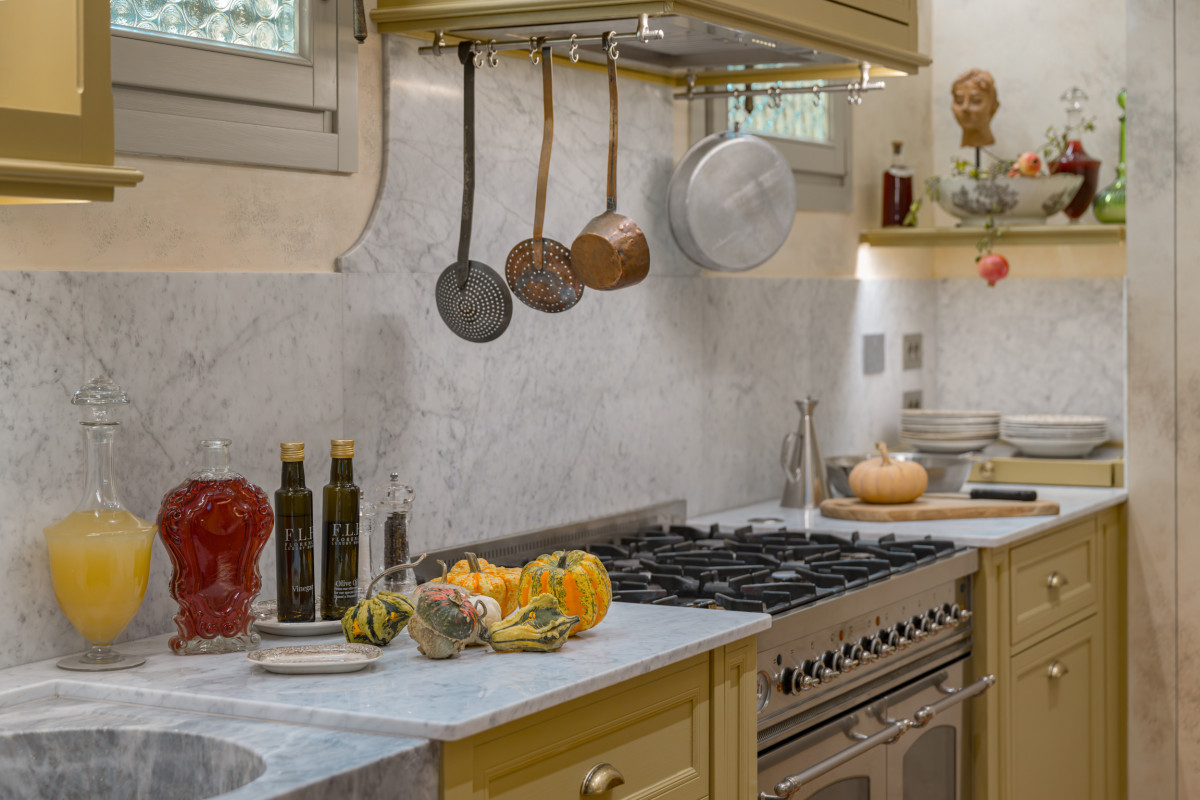 Traditional kitchen with marble countertop in Florence apartment