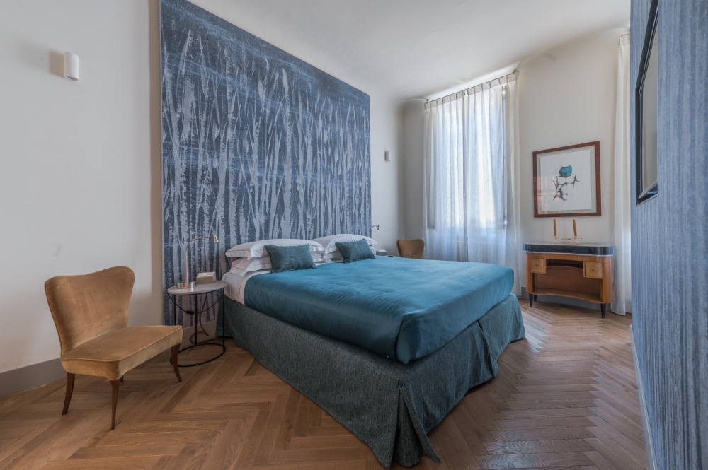 Bedroom of the La Casa sull'Arno apartment elegantly furnished in 1950s style