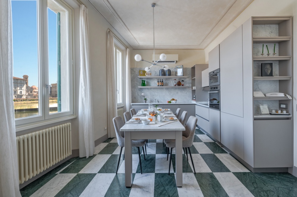 large and elegant kitchen of the La Casa sull'Arno apartment which overlooks the Arno river