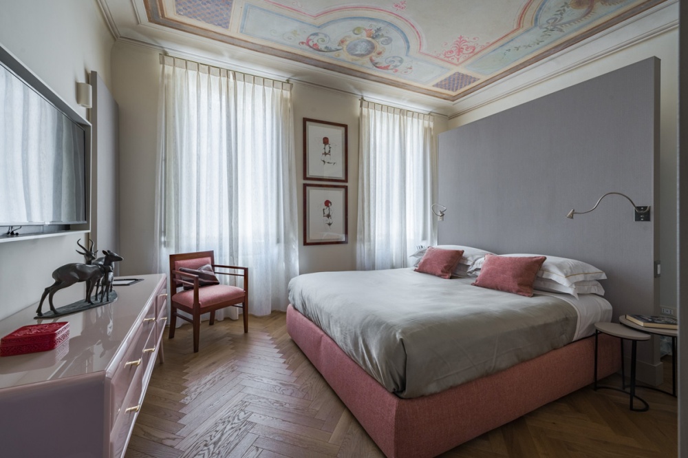 Bright master bedroom with parquet and private bathroom in the La Casa sull'Arno apartment