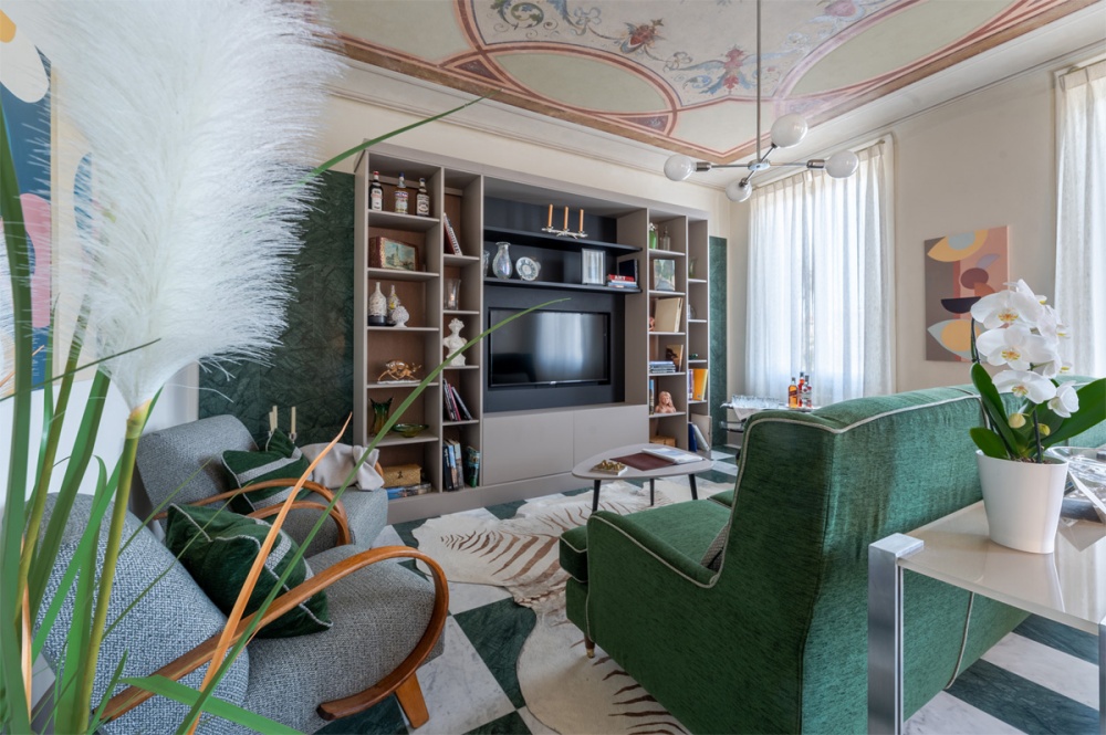 spacious and bright vintage style living area in the La Casa sull'Arno apartment