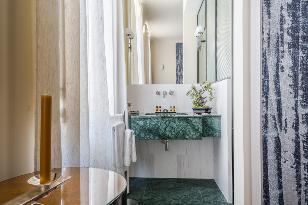 Bathroom with green marble sink at La Casa sull&rsquo;Arno