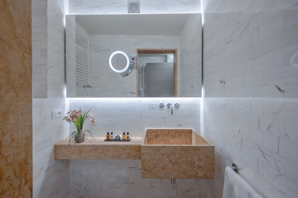 Bathroom with marble finishes at La Casa sull&rsquo;Arno