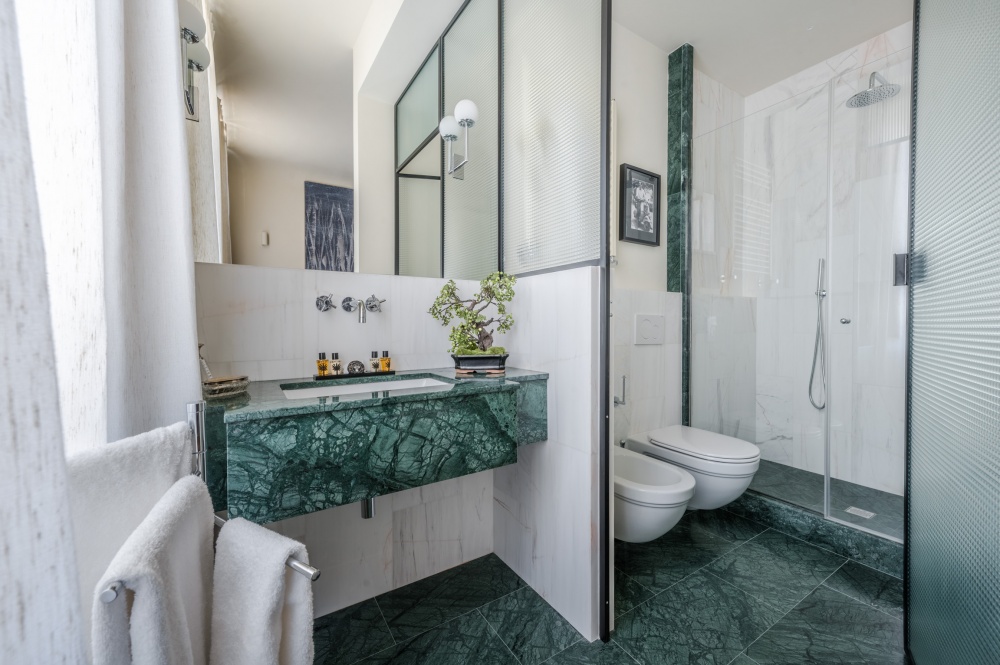 Modern bathroom with shower at La Casa sull&rsquo;Arno Florence