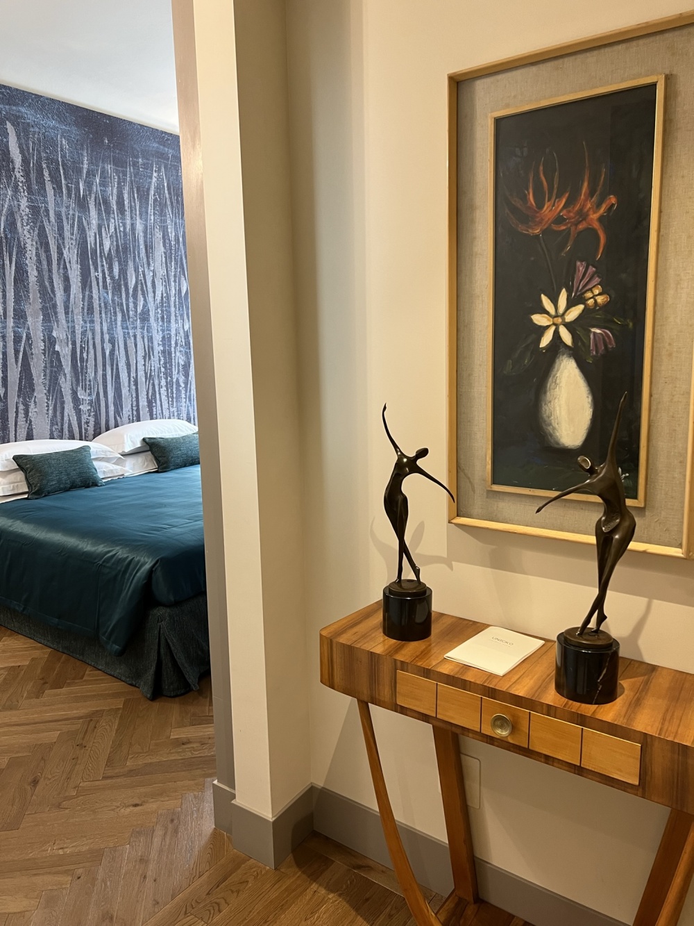 Bedroom detail with decor at La Casa sull&rsquo;Arno Florence