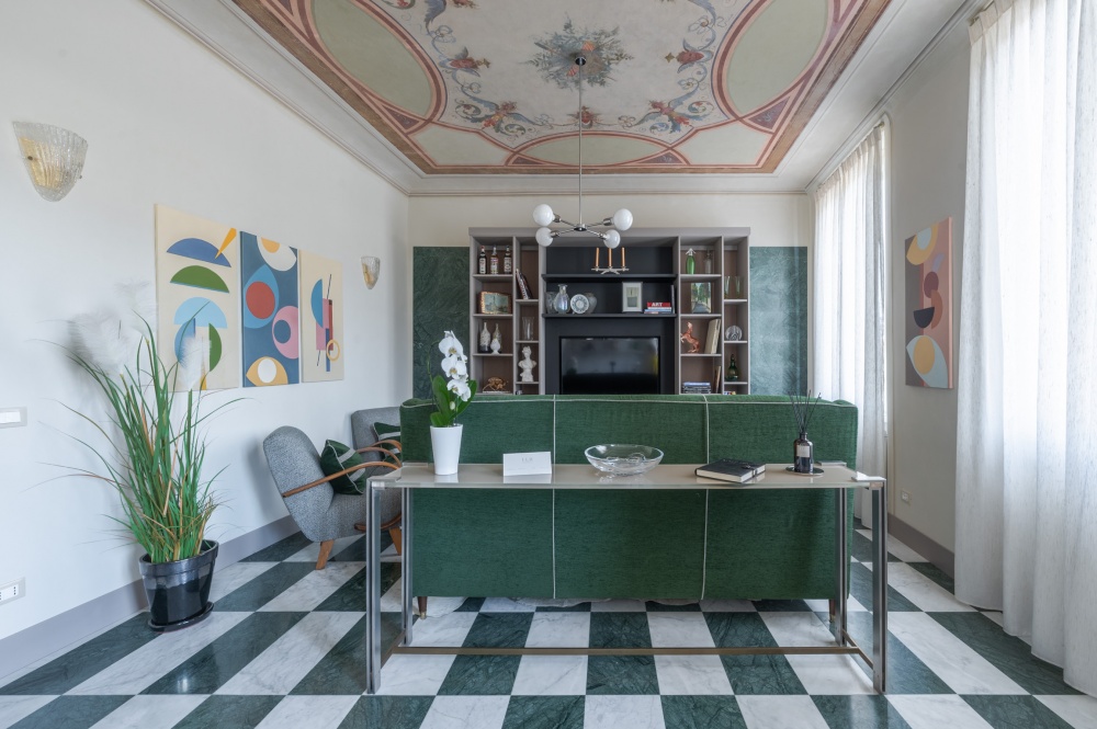 Dining area with vintage style interior at La Casa sull&rsquo;Arno Florence