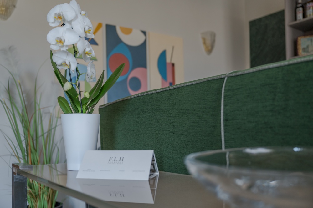 Interior detail with green wall and decor at La Casa sull&rsquo;Arno