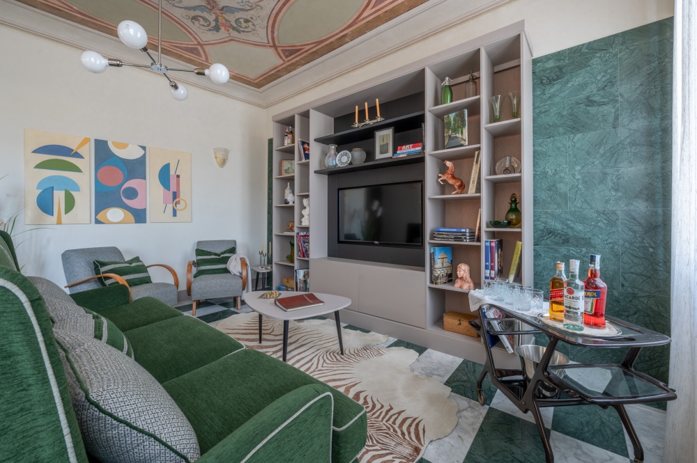 Bright living area with classic ceiling at La Casa sull&rsquo;Arno Florence