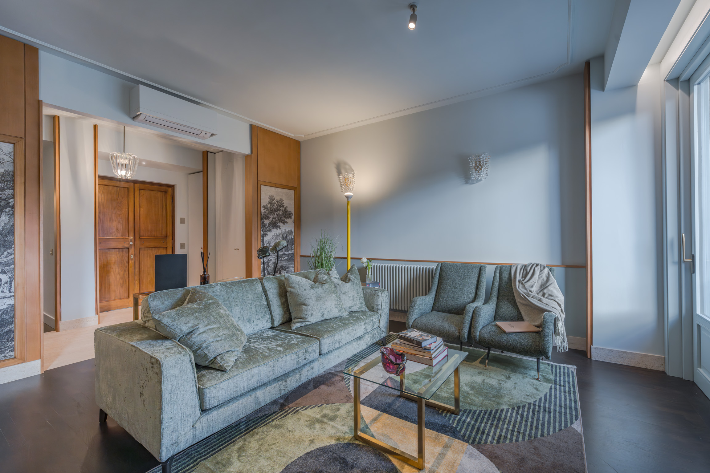 Living room with sofa in Ponte Vecchio Panorama apartment Florence