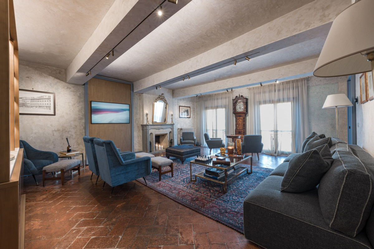 Living room with view of Santa Croce square in Florence apartment