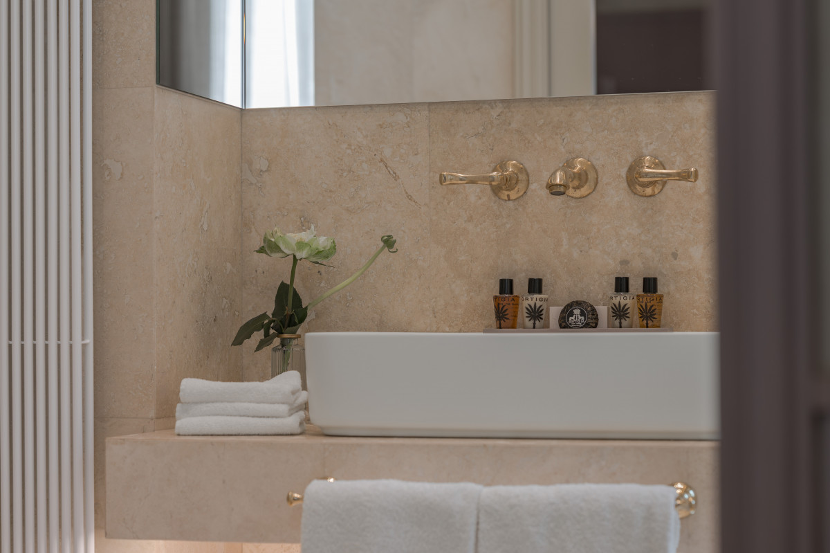 Bathtub in Florence apartment with marble finishes