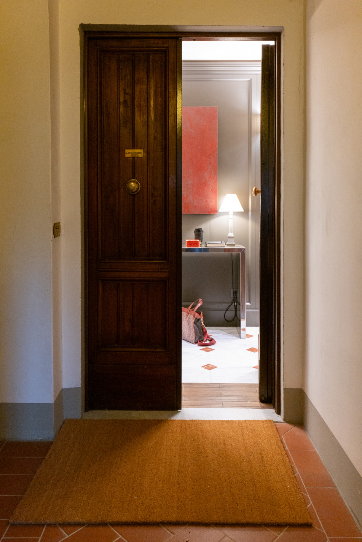 Entrance of Lungarno Guicciardini 9 apartment in Florence