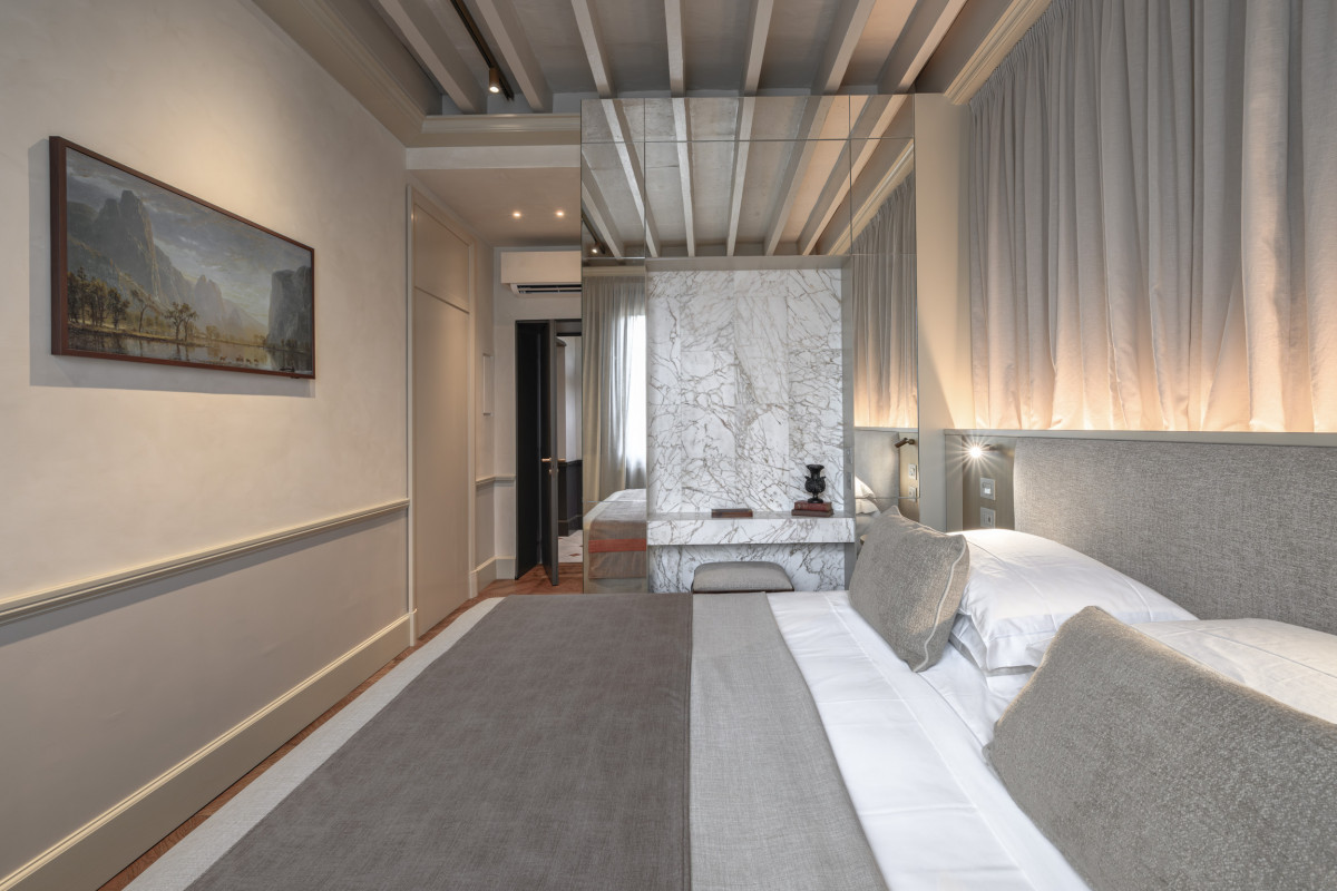 Master bedroom in Lungarno Guicciardini 9 apartment in Florence