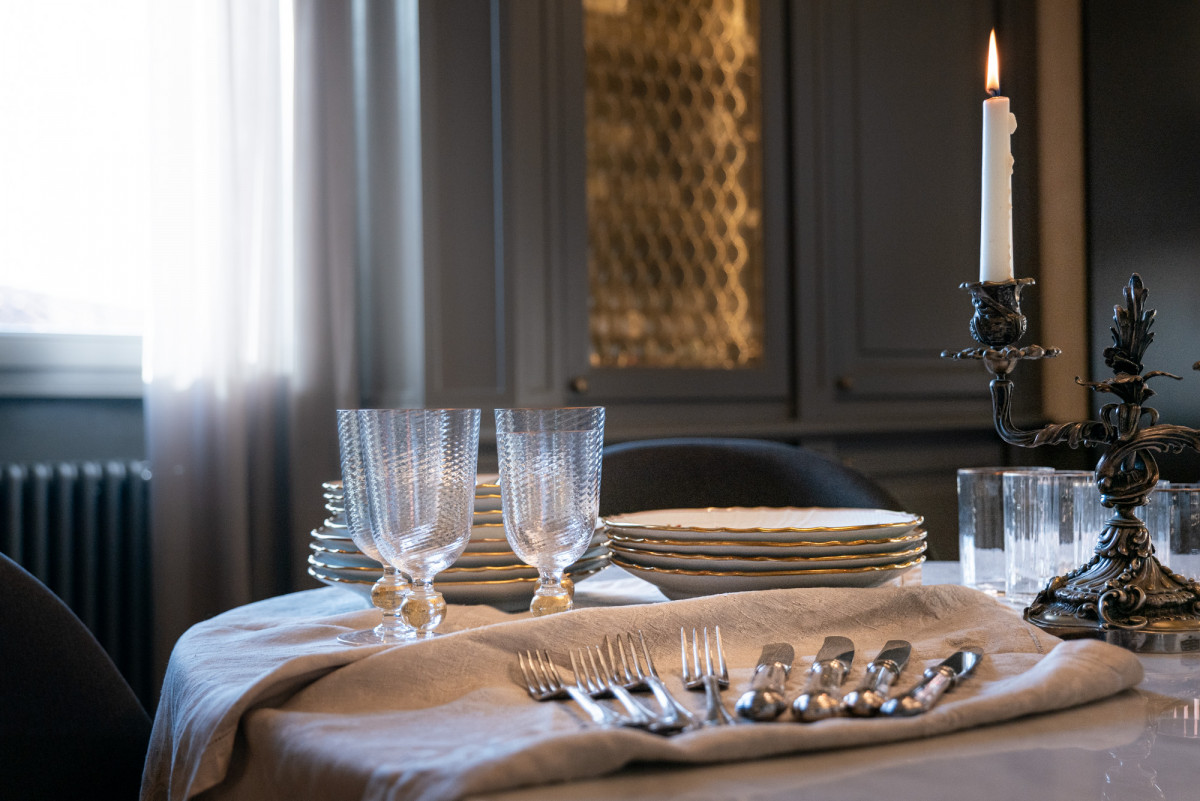 Dining table setting in Lungarno Guicciardini 9 apartment in Florence