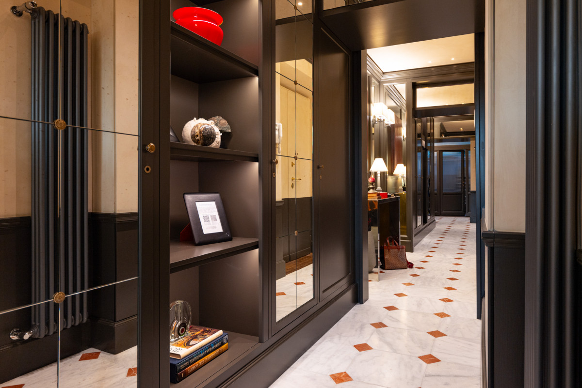 Hallway in Lungarno Guicciardini 9 luxury apartment in Florence