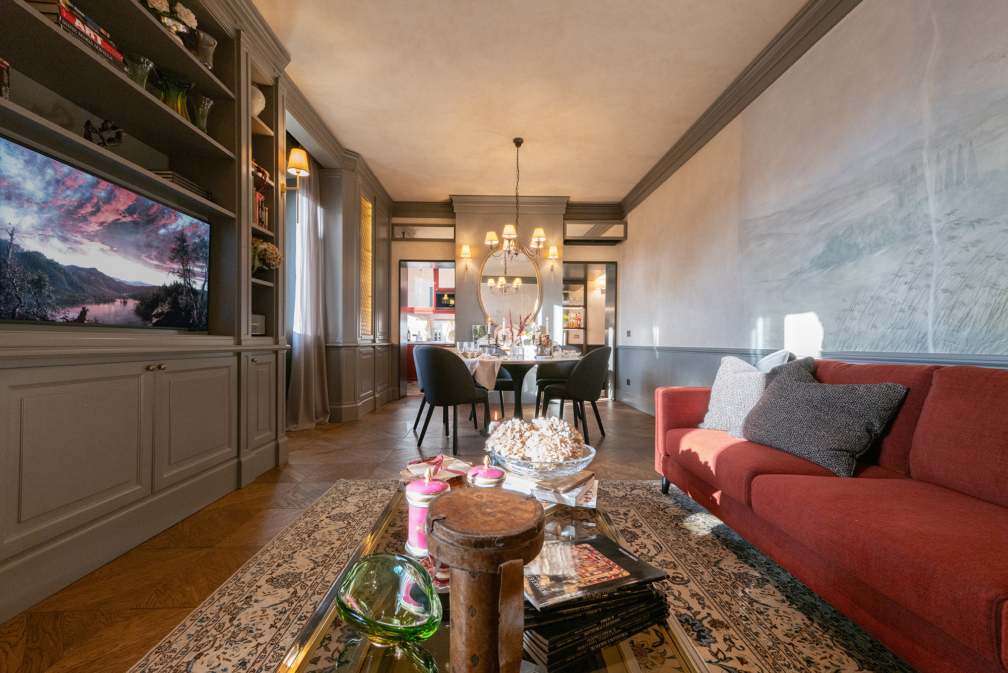 Elegant luxury apartment Lungarno Guicciardini 9 in Florence with classic interior and refined decor