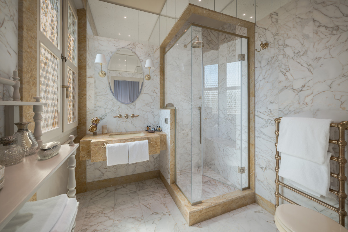 Marble bathroom in Lungarno Guicciardini 9 apartment in Florence