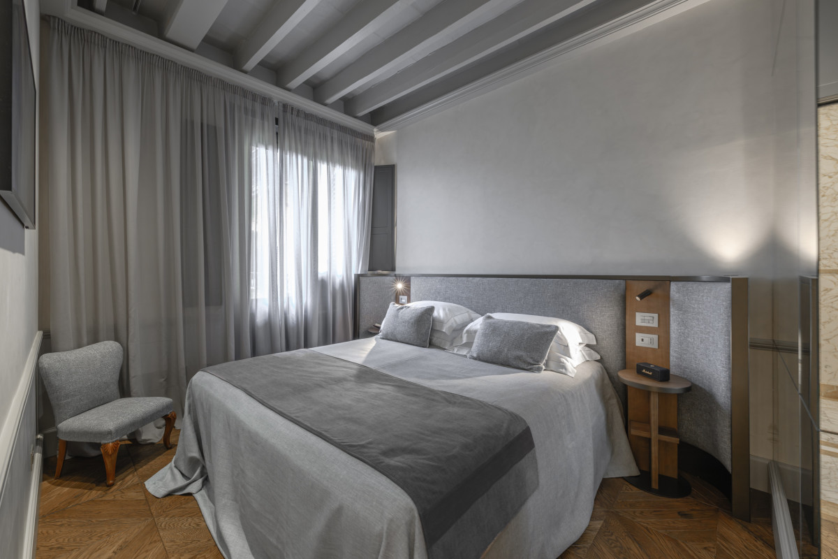 Second bedroom in Lungarno Guicciardini 9 apartment in Florence